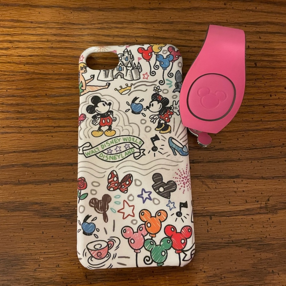 Dooney&Bourke x Disney iPhone 8 case